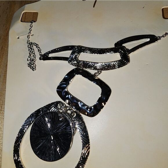 New Erica Lyons Silver Statement Necklace NWT 1 - Picture 3 of 4